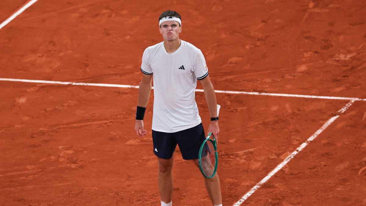 Czech Republic's Jakub Mensik celebrates after winning against Brazil's Joao Fonseca at the end of their men's quarterfinal singles match on day 10 of the French Open tennis tournament on Court Philippe-Chatrier at the Roland-Garros Complex, Paris, France, June 2, 2026. (AFP Photo)