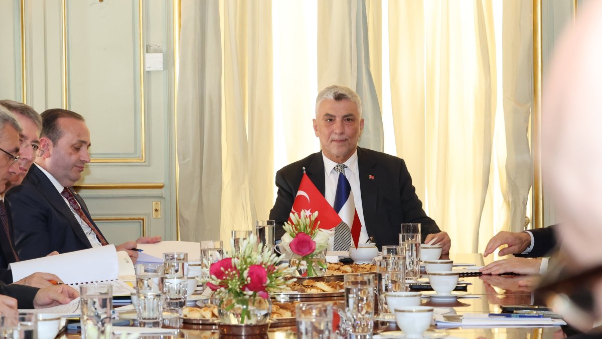 Trade Minister Ömer Bolat (C) during a meeting with French businesspeople, Paris, France, June 2, 2026. (AA Photo)