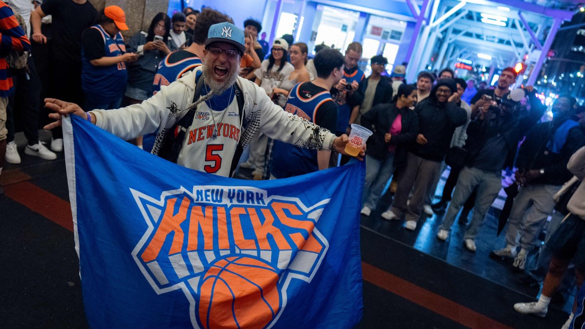 Knicks fans celebrate winning the Eastern Conference championship against the Cleveland Cavaliers, New York City, U.S., May 25, 2026. (AFP Photo)