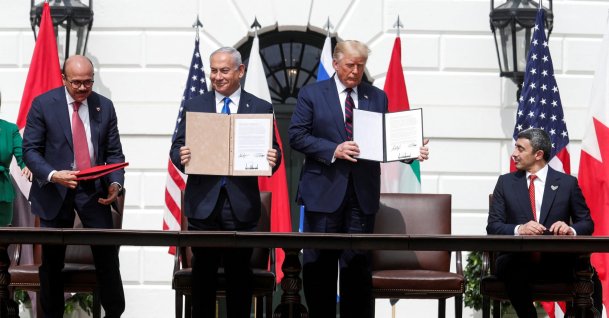 Bahrain's Foreign Minister Abdullatif Al Zayani, Israel's Prime Minister Benjamin Netanyahu, U.S. President Donald Trump and UAE Foreign Minister Abdullah bin Zayed participate in the signing of the Abraham Accords, normalizing relations between Israel and some of its Middle East neighbors in a strategic realignment of Middle Eastern countries against Iran, Washington, U.S., Sept.15, 2020. (Reuters File Photo)