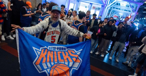 Knicks fans celebrate winning the Eastern Conference championship against the Cleveland Cavaliers, New York City, U.S., May 25, 2026. (AFP Photo)