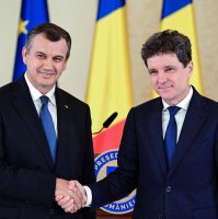 Romanian President Nicusor Dan and newly designated Romanian Prime Minister Eugen Tomac shake hands after addressing a press conference at the presidential Cotroceni Palace in Bucharest, June 4, 2026. (AFP Photo)