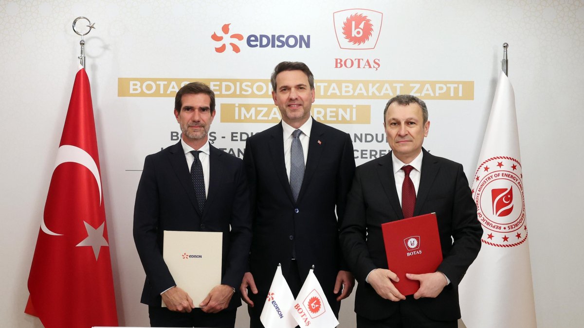 Energy and Natural Resources Minister Alparslan Bayraktar announced that a memorandum of understanding had been signed between BOTAŞ, the oil and natural gas pipeline operator of the Turkish state, and Italian energy company Edison to explore potential opportunities for cooperation, Istanbul, Türkiye, May 22, 2026. (AA Photo)