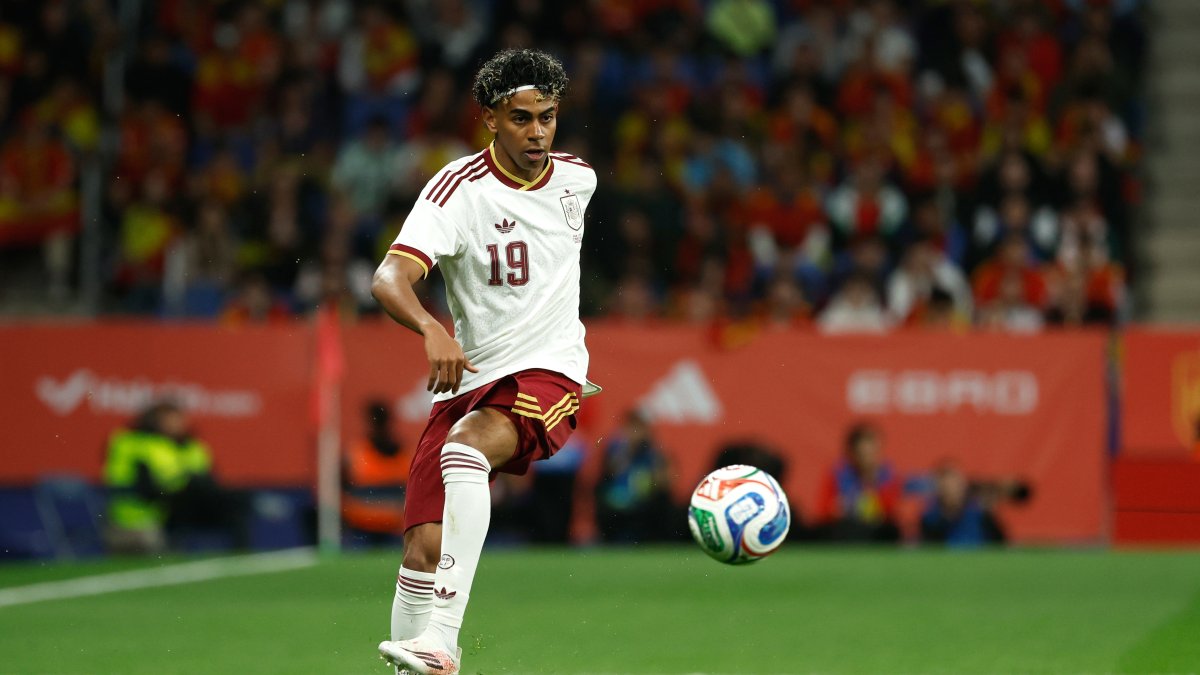 Spain's Lamine Yamal controls the ball during the international friendly match between Spain and Egypt, Barcelona, Spain, March 31, 2026. (AP Photo)