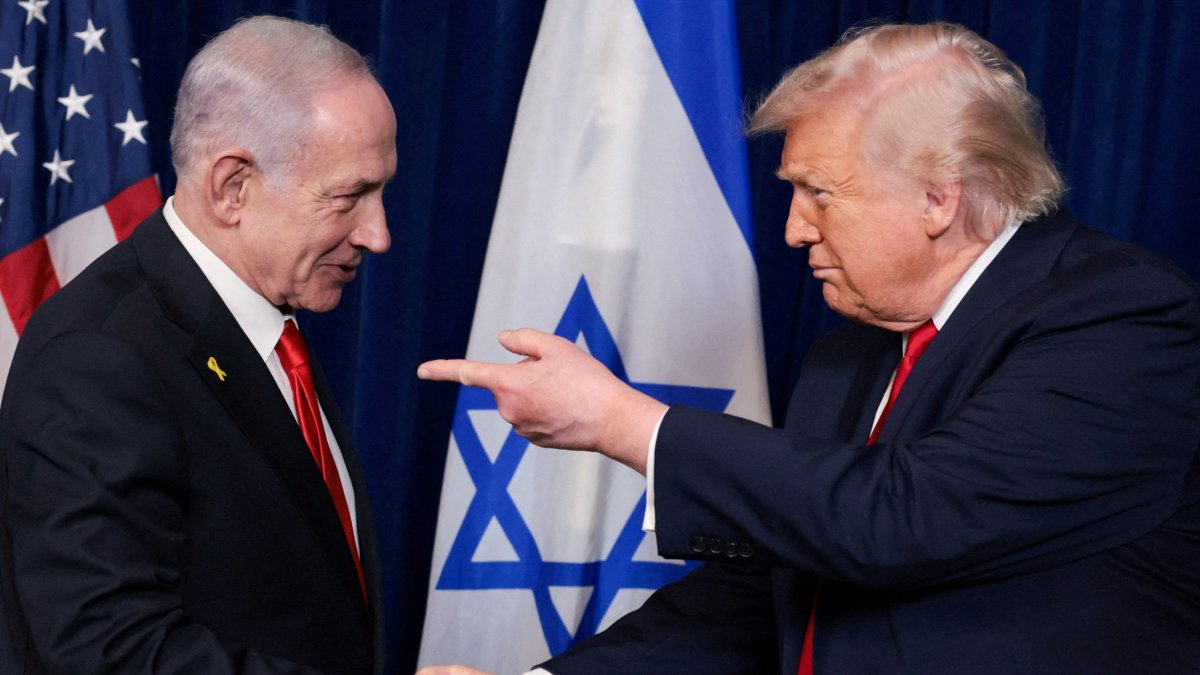 U.S. President Donald Trump points his finger toward Israeli Prime Minister Benjamin Netanyahu as they shake hands during a press conference in Palm Beach, Florida, U.S., Dec. 29, 2025. (Reuters Photo)