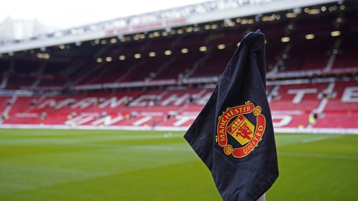 A black corner flag is placed in memory of the 1958 Munich Air Disaster before the start of the English Premier League match between Manchester United and Crystal Palace at Old Trafford stadium, Manchester, U.K., Feb. 2, 2025. (AP Photo)