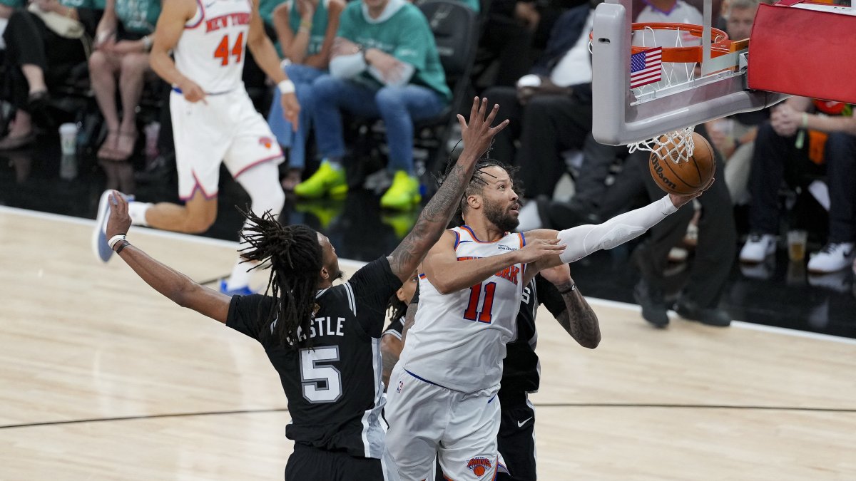 New York Knicks Jalen Brunson (C) drives to the basket past San Antonio Spurs guard Stephon Castle (L) during the fourth quarter of game one of the 2026 NBA Finals at Frost Bank Center, San Antonio, U.S., June 3, 2026. (Reuters Photo)