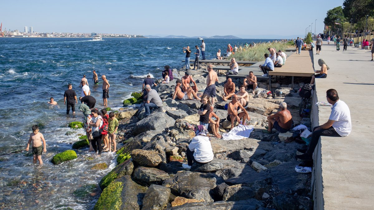 Citizens overwhelmed by the heat swim in the Bosporus, Istanbul, Türkiye, July 16, 2023. (Shutterstock Photo)