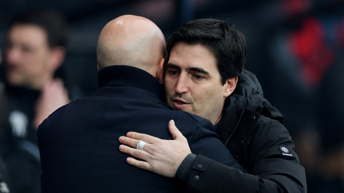 Liverpool manager Arne Slot (L) with AFC Bournemouth manager Andoni Iraola before the match at Vitality Stadium, Bournemouth, Britain, Feb. 1, 2025. (Reuters Photo)