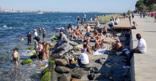 Citizens overwhelmed by the heat swim in the Bosporus, Istanbul, Türkiye, July 16, 2023. (Shutterstock Photo)