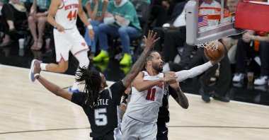 New York Knicks Jalen Brunson (C) drives to the basket past San Antonio Spurs guard Stephon Castle (L) during the fourth quarter of game one of the 2026 NBA Finals at Frost Bank Center, San Antonio, U.S., June 3, 2026. (Reuters Photo)