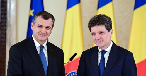 Romanian President Nicusor Dan and newly designated Romanian Prime Minister Eugen Tomac shake hands after addressing a press conference at the presidential Cotroceni Palace in Bucharest, June 4, 2026. (AFP Photo)