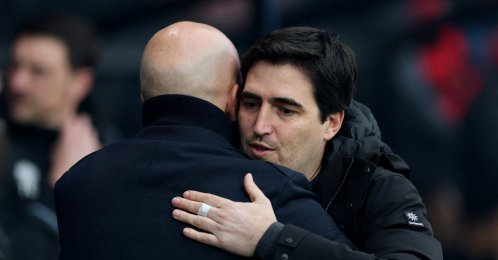 Liverpool manager Arne Slot (L) with AFC Bournemouth manager Andoni Iraola before the match at Vitality Stadium, Bournemouth, Britain, Feb. 1, 2025. (Reuters Photo)