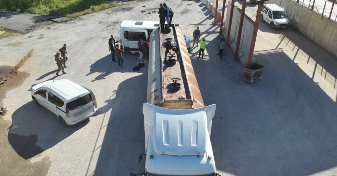 Police rescue irregular migrants from a tanker truck in Bitlis, Türkiye, June 4, 2026. (Handout via IHA)
