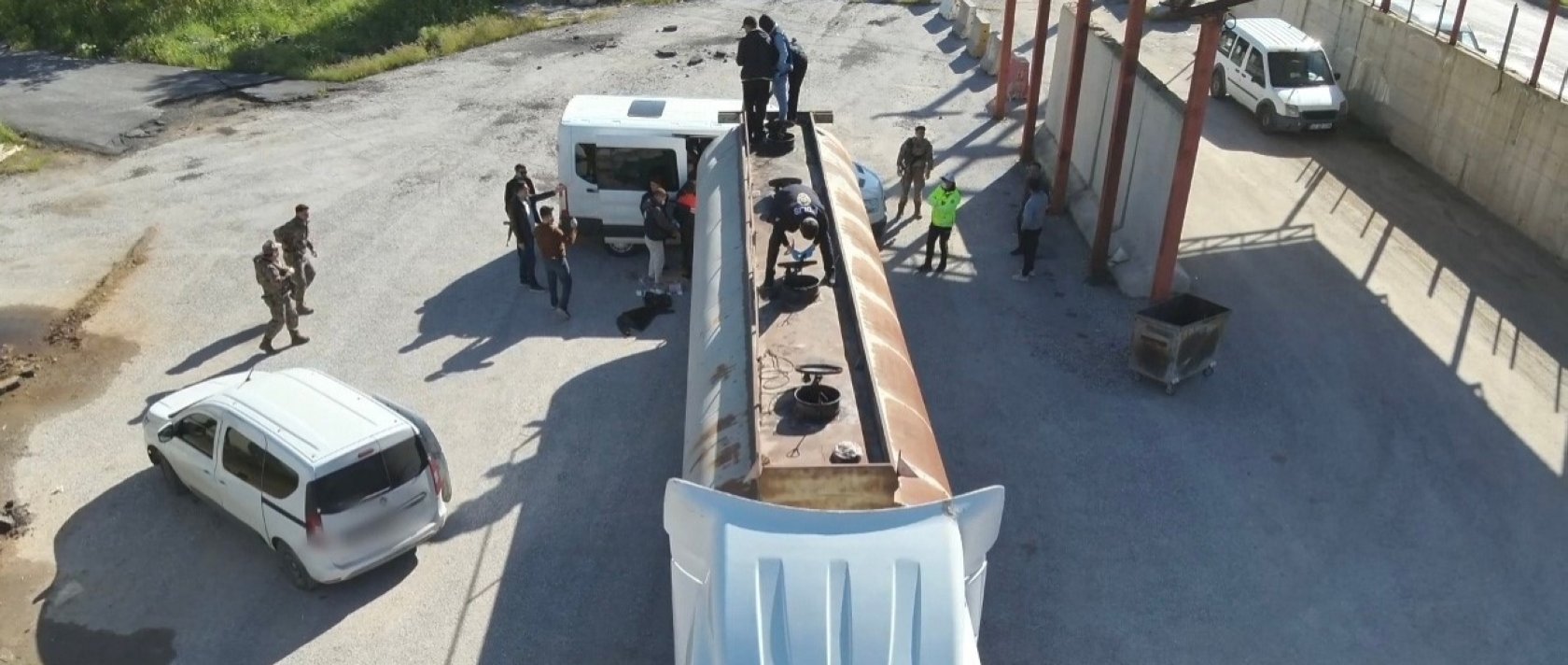 Police rescue irregular migrants from a tanker truck in Bitlis, Türkiye, June 4, 2026. (Handout via IHA)
