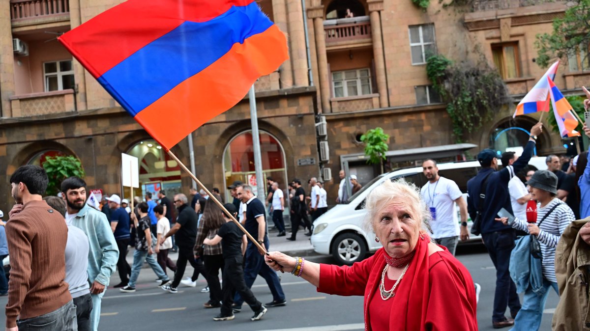 Supporters of Russian-Armenian businessman Samvel Karapetyan’s Strong Armenia party stage a campaign march in Yerevan, June 3, 2026. (AFP Photo)