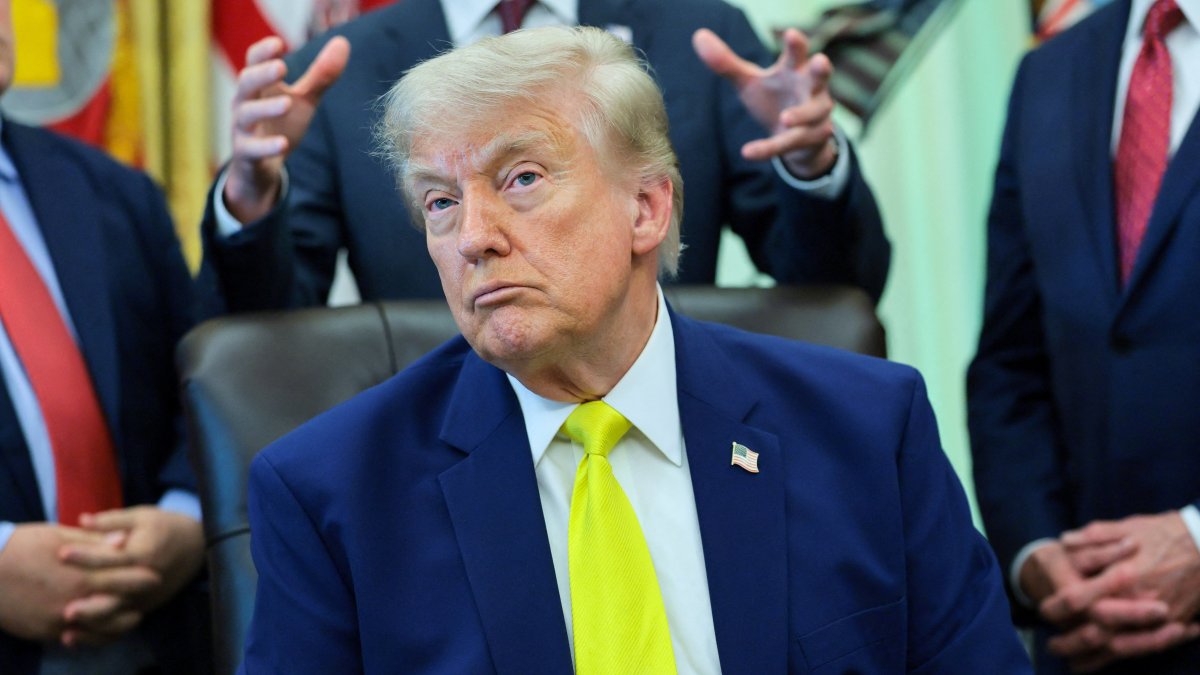 U.S. Secretary of Energy Chris Wright gestures as he delivers remarks to reporters about the Trump administration's support for coal energy production, standing behind U.S. President Donald Trump, in the Oval Office at the White House in Washington, U.S., June 4, 2026. (Reuters Photo)