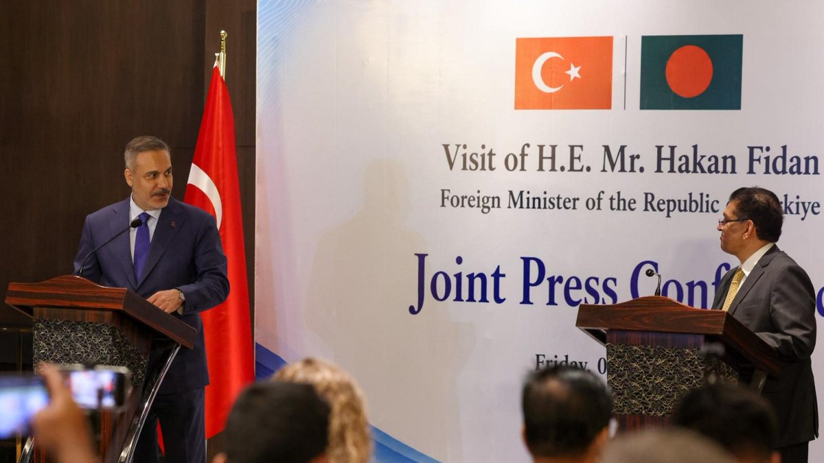 Foreign Minister Hakan Fidan and Bangladeshi Foreign Minister Khalilur Rahman attend a joint news conference following their meeting, Dhaka, Bangladesh, June 5, 2026. (AA Photo)