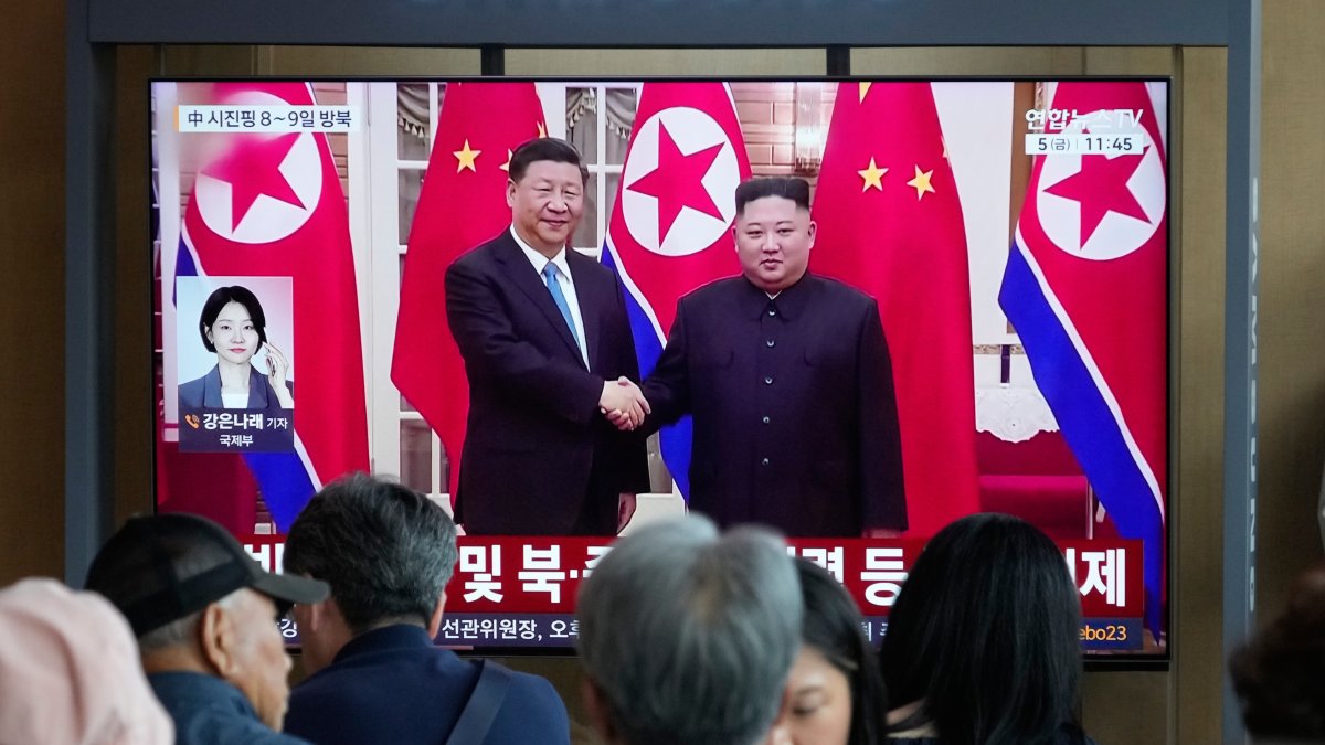 People watch a TV screen showing a file image of North Korean leader Kim Jong Un (R) and Chinese President Xi Jinping, at the Seoul Railway Station, Seoul, South Korea, June 5, 2026. (AP Photo)