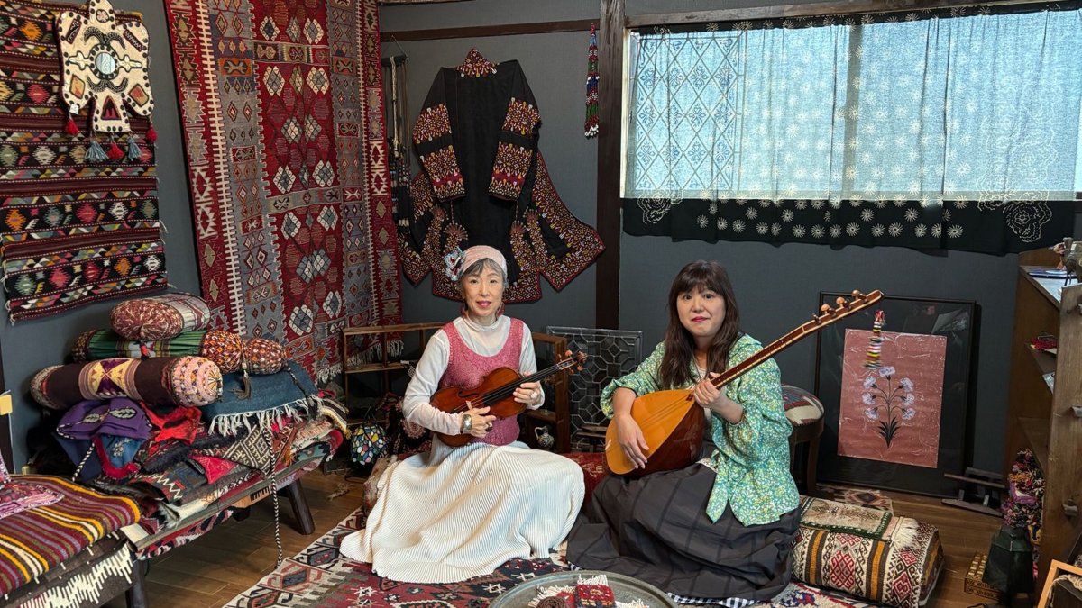 Sachi (L) and Rie Sakamoto of "Yakamoz Duo" pose with instruments, Istanbul, Türkiye, May 14, 2026. (AA Photo)