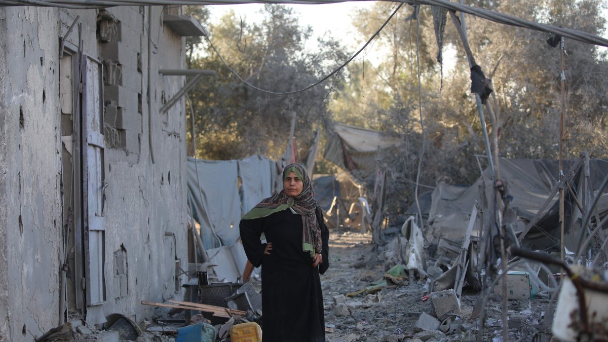 A Palestinian woman stands at the site of an Israeli strike on a house whose residents were warned to evacuate before the attack, Zawaida central, Gaza Strip, Palestine, June 5, 2026. (AFP Photo)