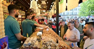 People shop in the famous Eminönü neighborhood, Istanbul, Türkiye, May 25, 2026. (AA Photo)