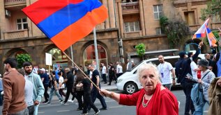 Supporters of Russian-Armenian businessman Samvel Karapetyan’s Strong Armenia party stage a campaign march in Yerevan, June 3, 2026. (AFP Photo)