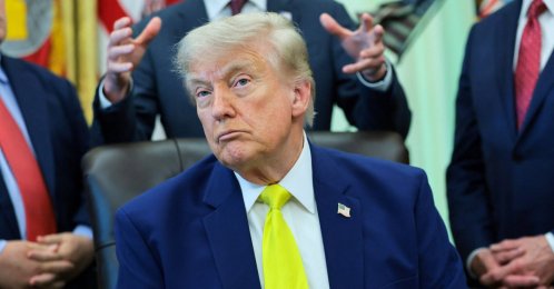 U.S. Secretary of Energy Chris Wright gestures as he delivers remarks to reporters about the Trump administration's support for coal energy production, standing behind U.S. President Donald Trump, in the Oval Office at the White House in Washington, U.S., June 4, 2026. (Reuters Photo)