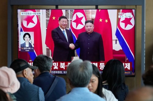 People watch a TV screen showing a file image of North Korean leader Kim Jong Un (R) and Chinese President Xi Jinping, at the Seoul Railway Station, Seoul, South Korea, June 5, 2026. (AP Photo)