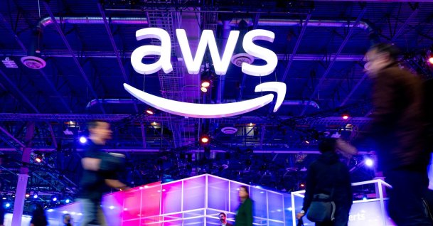 Attendees walk through an expo hall at AWS re:Invent 2023, a conference hosted by Amazon Web Services (AWS), Las Vegas, Nevada, U.S., Nov. 29, 2023. (Reuters Photo)