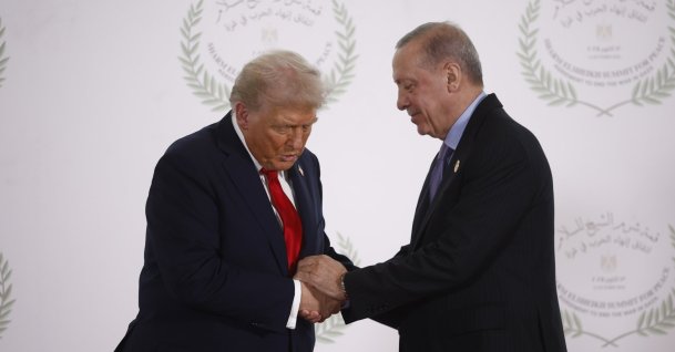 President Recep Tayyip Erdoğan and U.S. President Donald Trump shake hands during the greetings ceremony before the family picture at the Gaza Peace Summit in Sharm El-Sheikh, Egypt, Oct. 13, 2025. (EPA File Photo)
