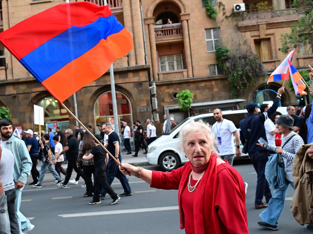 Supporters of Russian-Armenian businessman Samvel Karapetyan’s Strong Armenia party stage a campaign march in Yerevan, June 3, 2026. (AFP Photo)