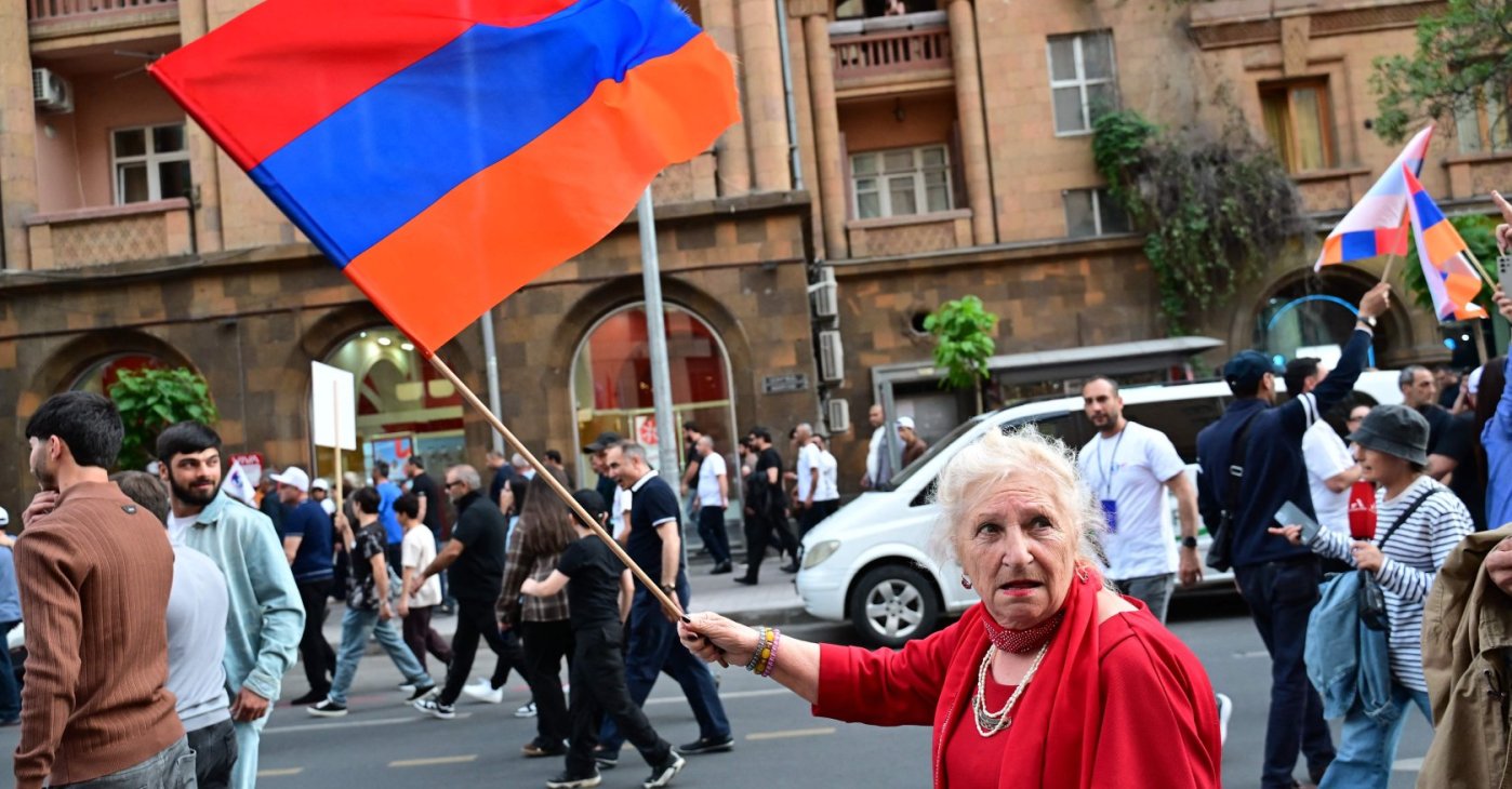 Supporters of Russian-Armenian businessman Samvel Karapetyan’s Strong Armenia party stage a campaign march in Yerevan, June 3, 2026. (AFP Photo)