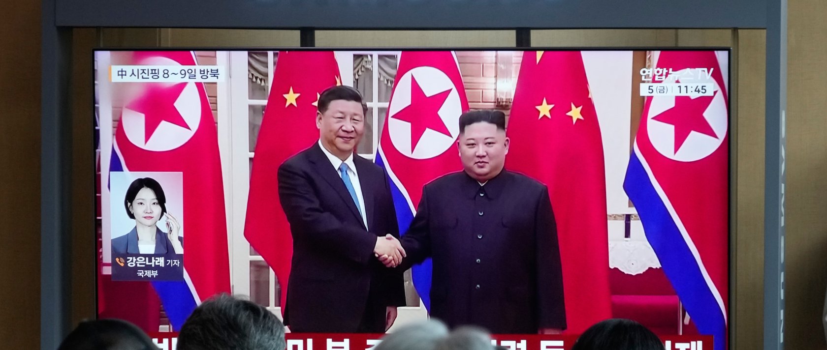 People watch a TV screen showing a file image of North Korean leader Kim Jong Un (R) and Chinese President Xi Jinping, at the Seoul Railway Station, Seoul, South Korea, June 5, 2026. (AP Photo)