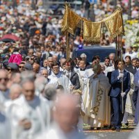 Pope Leo XIV (2 R) carries a monstrance as he takes part in the Corpus Christi procession after leading a mass in Cibeles Square in Madrid, Spain, June 7, 2026. (EPA Photo)