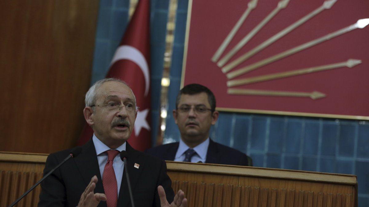 CHP Chairperson Kemal Kılıçdaroğlu addresses the party's lawmakers as lawmaker Özgür Özel looks on at a parliamentary group meeting, Ankara, Türkiye, Jan. 21, 2017. (AP Photo)