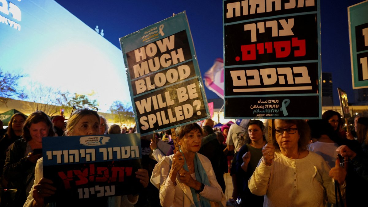 Israelis take part in a protest against Israeli Prime Minister Benjamin Netanyahu and his government, Tel Aviv, Israel, April 25, 2026. (Reuters Photo)