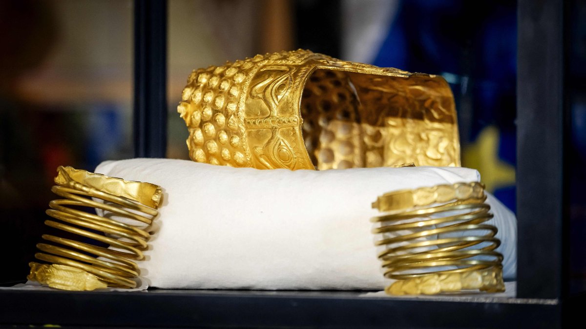 The recovered golden helmet of Cotofenesti and two gold bracelets that were stolen from the Drents Museum are displayed in a glass box, Assen, Netherlands, April 2, 2026. (AFP Photo)