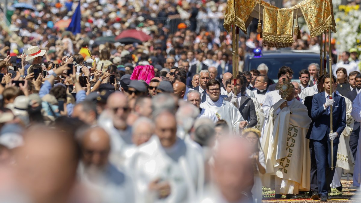 Pope Leo XIV (2 R) carries a monstrance as he takes part in the Corpus Christi procession after leading a mass in Cibeles Square in Madrid, Spain, June 7, 2026. (EPA Photo)