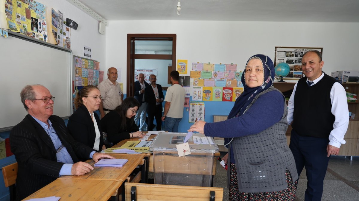 A voter casts her vote in Mustafapaşa, Nevşehir, central Türkiye, June 7, 2026. (IHA Photo)