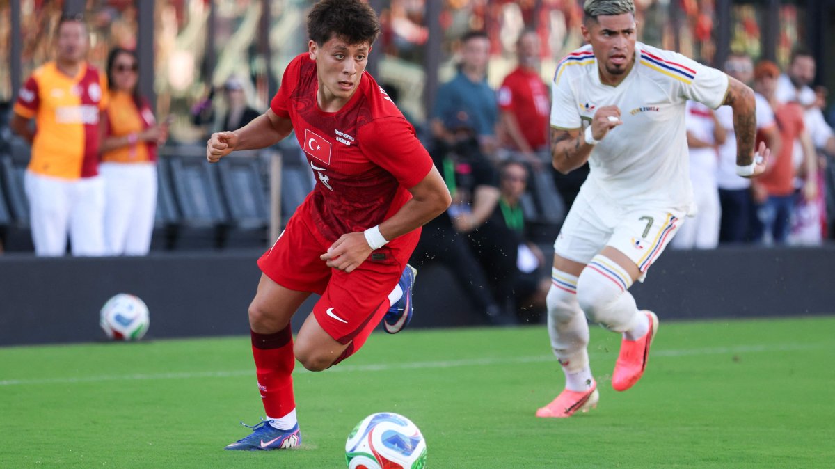 Türkiye's Arda Güler dribbles past Venezuela's Gleiker Mendoza during an international friendly match, Fort Lauderdale, Florida, June 6, 2026. (AFP Photo)
