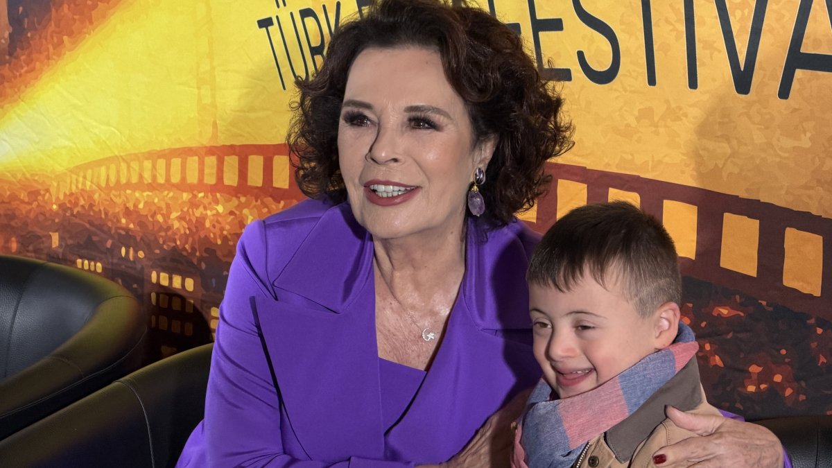 Turkish actress Hülya Koçyiğit, the guest of honor at the first-ever Turkish Film Festival in Düsseldorf, poses with a child, Düsseldorf, Germany, June 6, 2026. (AA Photo)