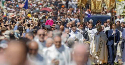 Pope Leo XIV (2 R) carries a monstrance as he takes part in the Corpus Christi procession after leading a mass in Cibeles Square in Madrid, Spain, June 7, 2026. (EPA Photo)