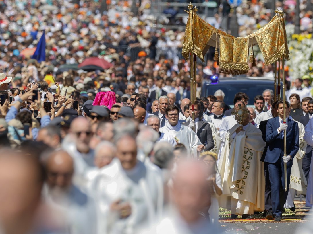 Pope Leo XIV (2 R) carries a monstrance as he takes part in the Corpus Christi procession after leading a mass in Cibeles Square in Madrid, Spain, June 7, 2026. (EPA Photo)