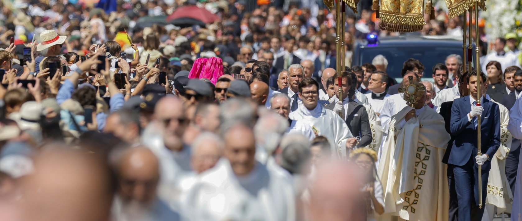 Pope Leo XIV (2 R) carries a monstrance as he takes part in the Corpus Christi procession after leading a mass in Cibeles Square in Madrid, Spain, June 7, 2026. (EPA Photo)