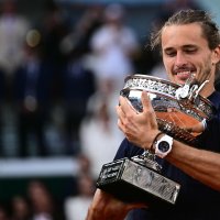Germany's Alexander Zverev holds "La Coupe des Mousquetaires" trophy after winning the French Open tennis tournament men's singles final match against Italy's Flavio Cobolli on day 15 of the French Open tennis tournament on Court Philippe-Chatrier at the Roland-Garros Complex, Paris, France, June 7, 2026. (AFP Photo)