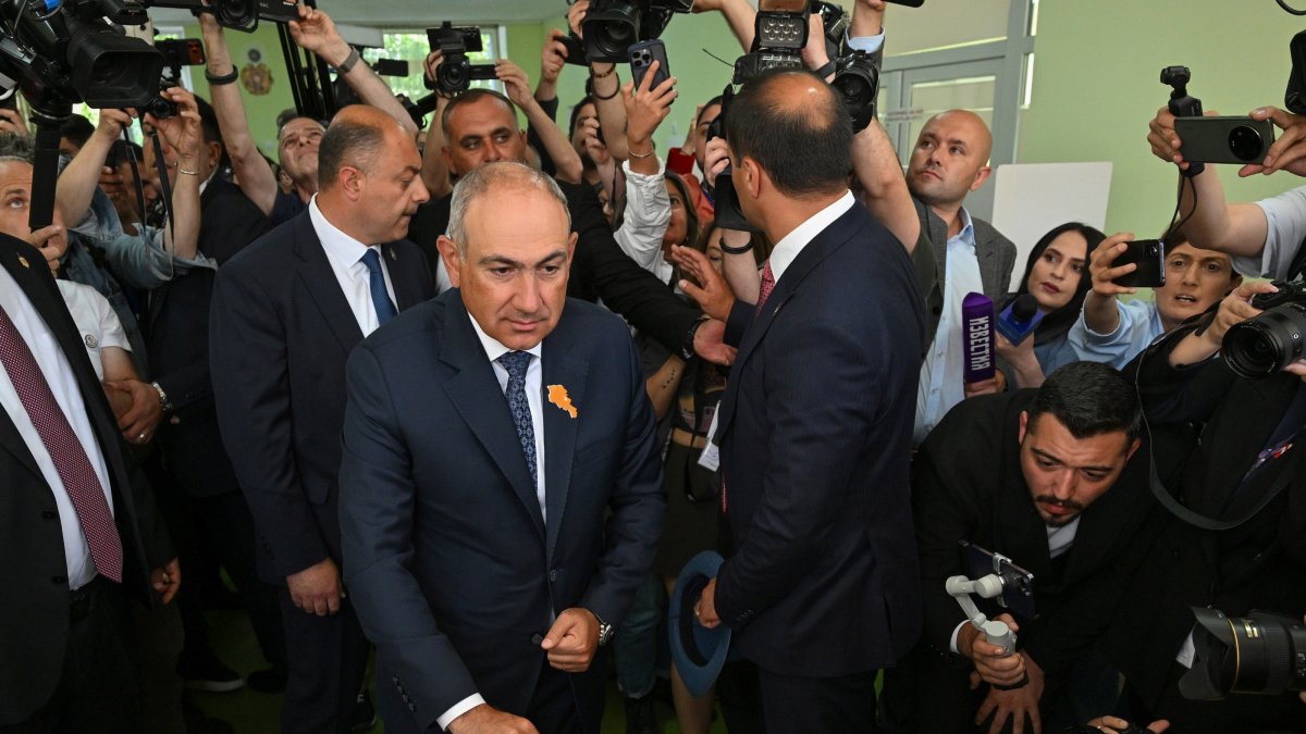 Leader of the Civil Contract party and acting Armenian Prime Minister Nikol Pashinyan (C) casts his vote in parliamentary elections at a polling station in Yerevan, Armenia, June 7, 2026. (EPA Photo)