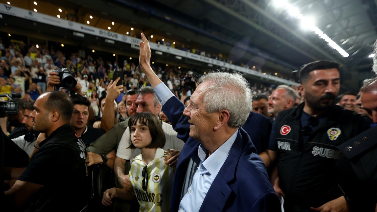 Fenerbahçe's incoming President Aziz Yıldırım waves at fans after being elected back into office, Istanbul, Türkiye,  June 7, 2026. (IHA Photo)