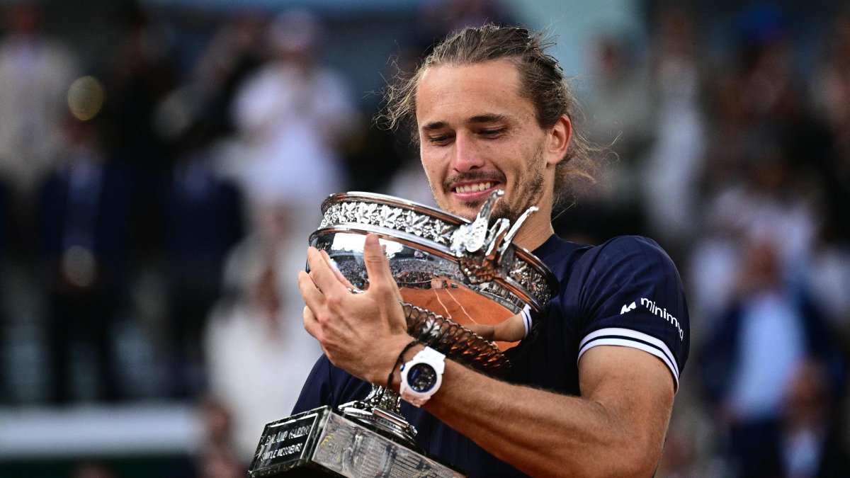 Germany's Alexander Zverev holds "La Coupe des Mousquetaires" trophy after winning the French Open tennis tournament men's singles final match against Italy's Flavio Cobolli on day 15 of the French Open tennis tournament on Court Philippe-Chatrier at the Roland-Garros Complex, Paris, France, June 7, 2026. (AFP Photo)