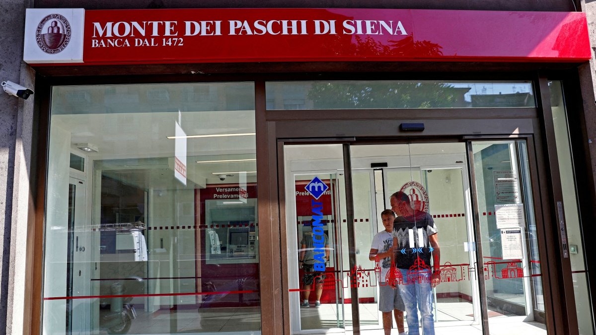 People are seen inside a Monte dei Paschi di Siena bank in Rome, Italy, Aug. 16, 2018. (Reuters Photo)